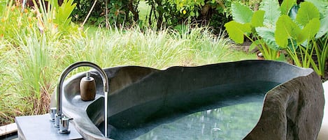 Outdoor spa tub