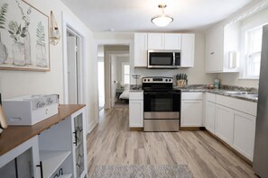 Private kitchen - Game Room + Pool Table - Near Lake & Airport & DT (Milwaukee)