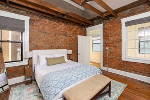 2 bedrooms, desk, iron/ironing board, WiFi - The Swan OTR, Rooftop and Parking, 3Br / 2.5Ba (Cincinnati)