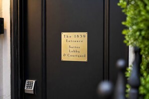 Exterior detail - 1839 Luxury Suite Walk to OTR & Convention Center (Cincinnati)