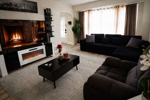 Smart TV - 2 Stylish Units +Game Room Near Airport & Downtown (Milwaukee)