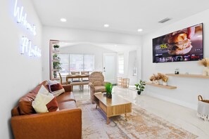 TV - Beautiful 3-bedroom house with AC in Fort Lauderdale near Beach,Downtown,Airport (Fort Lauderdale)