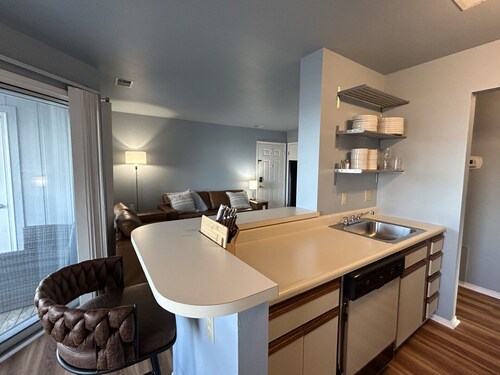 Lakefront Getaway - 2 Balconies, Pool & Hot Tub - Walk to Jet Express!