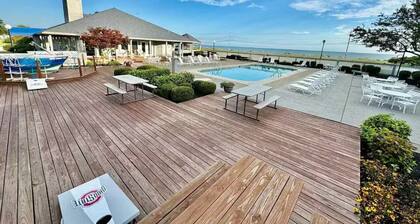 Lakefront Getaway - 2 Balconies, Pool & Hot Tub - Walk to Jet Express!