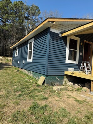 Exterior - Happy Acre of Wolfpen a charming little 2 bed 1 bath home (Mena)