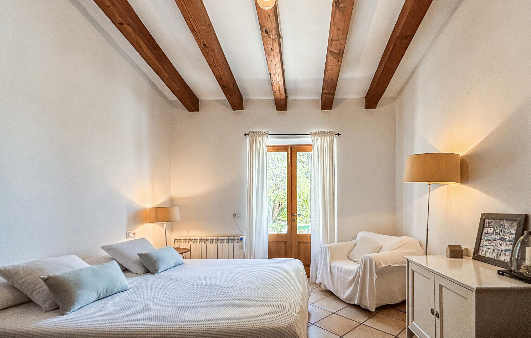 6 bedrooms, travel crib, WiFi (free)