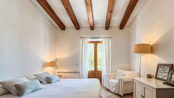 6 bedrooms, travel crib, WiFi (free)