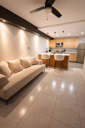 Living area - 1 Practical stay 5 min from airport perfect for early flights / late arrivals (San José del Cabo)