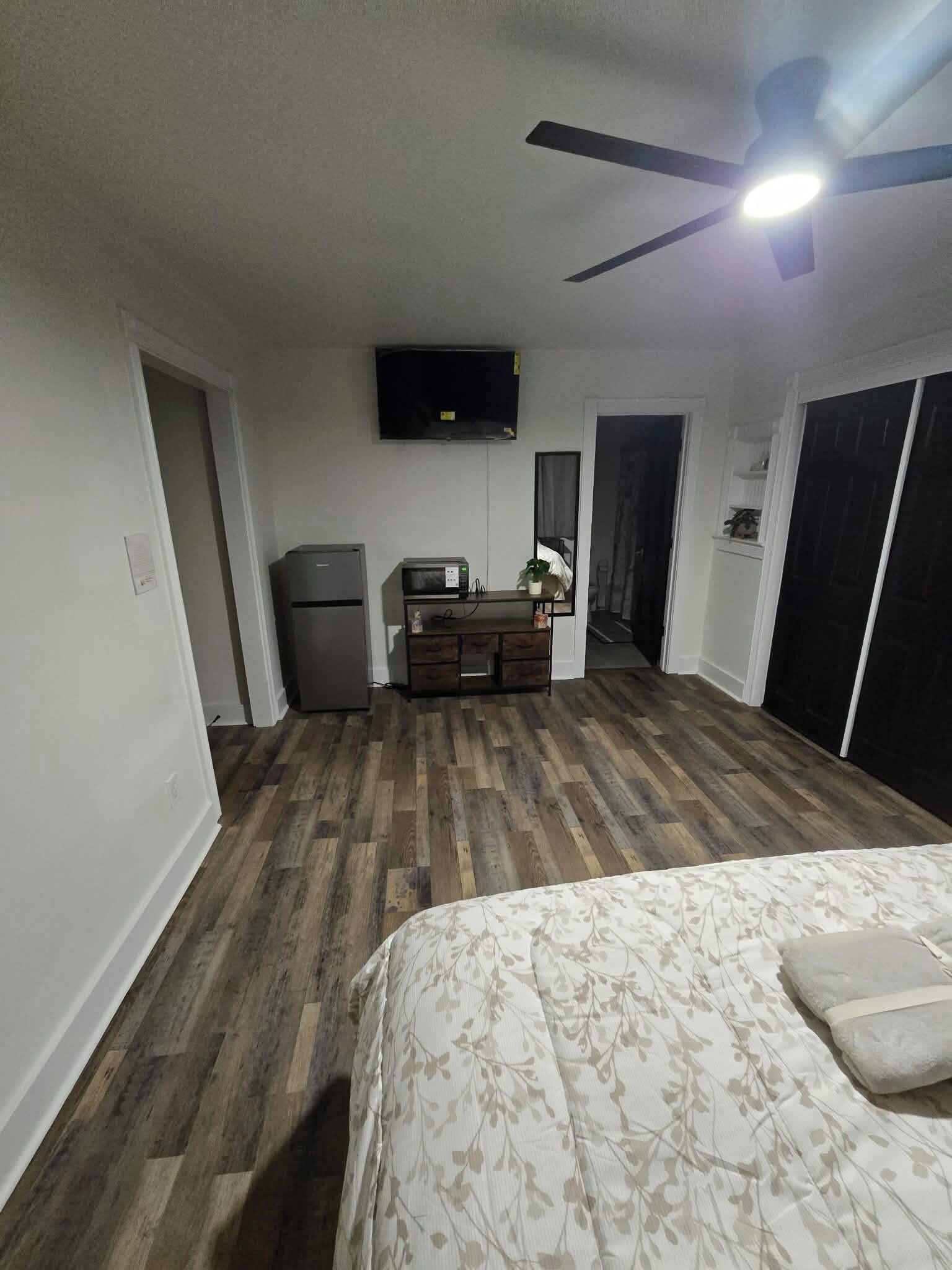 3 chambres, fer et planche à repasser, Wi-Fi, draps fournis