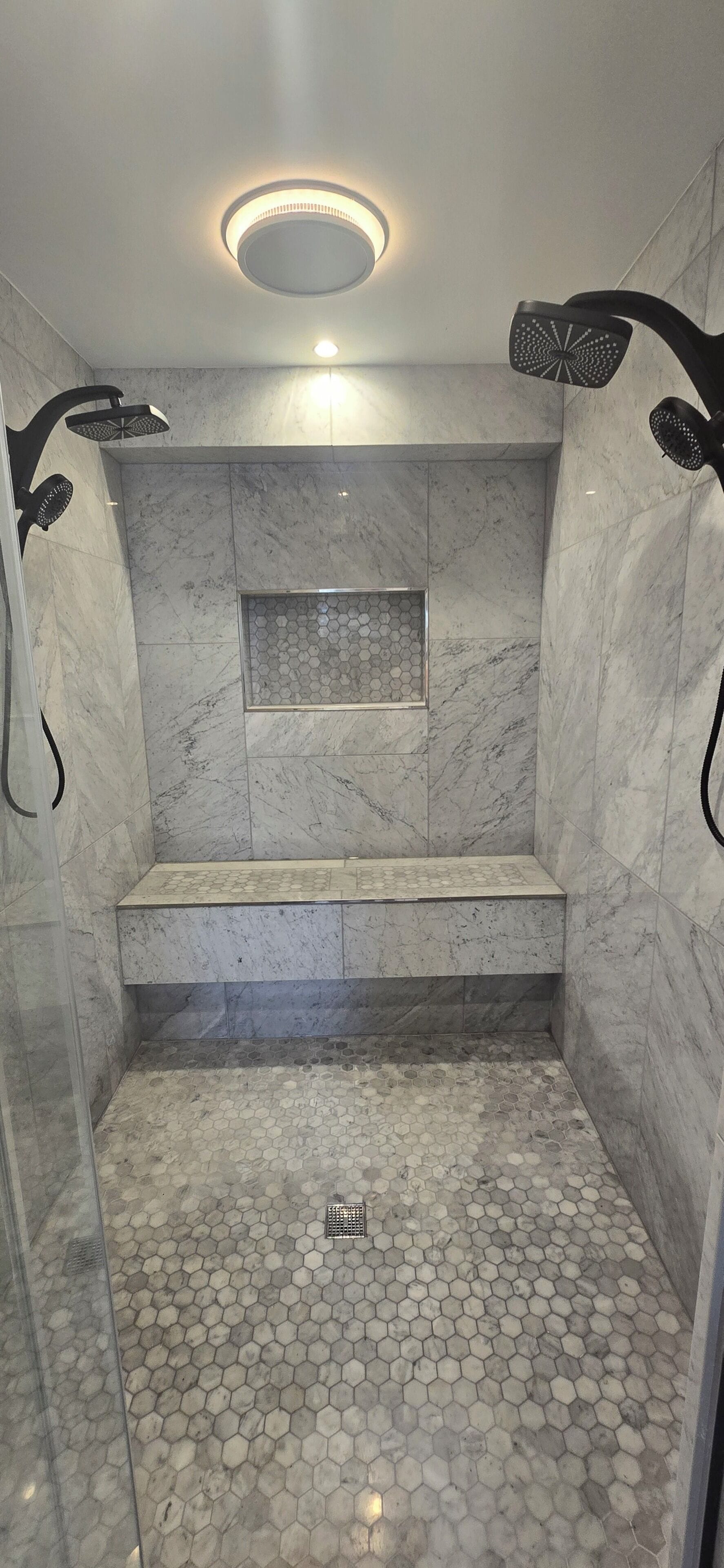 Dusche, Whirlpool, Haartrockner, Handtücher