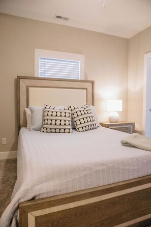 Room - New 4BR Coastal Flat • Walk to Beach & Dome (Virginia Beach)