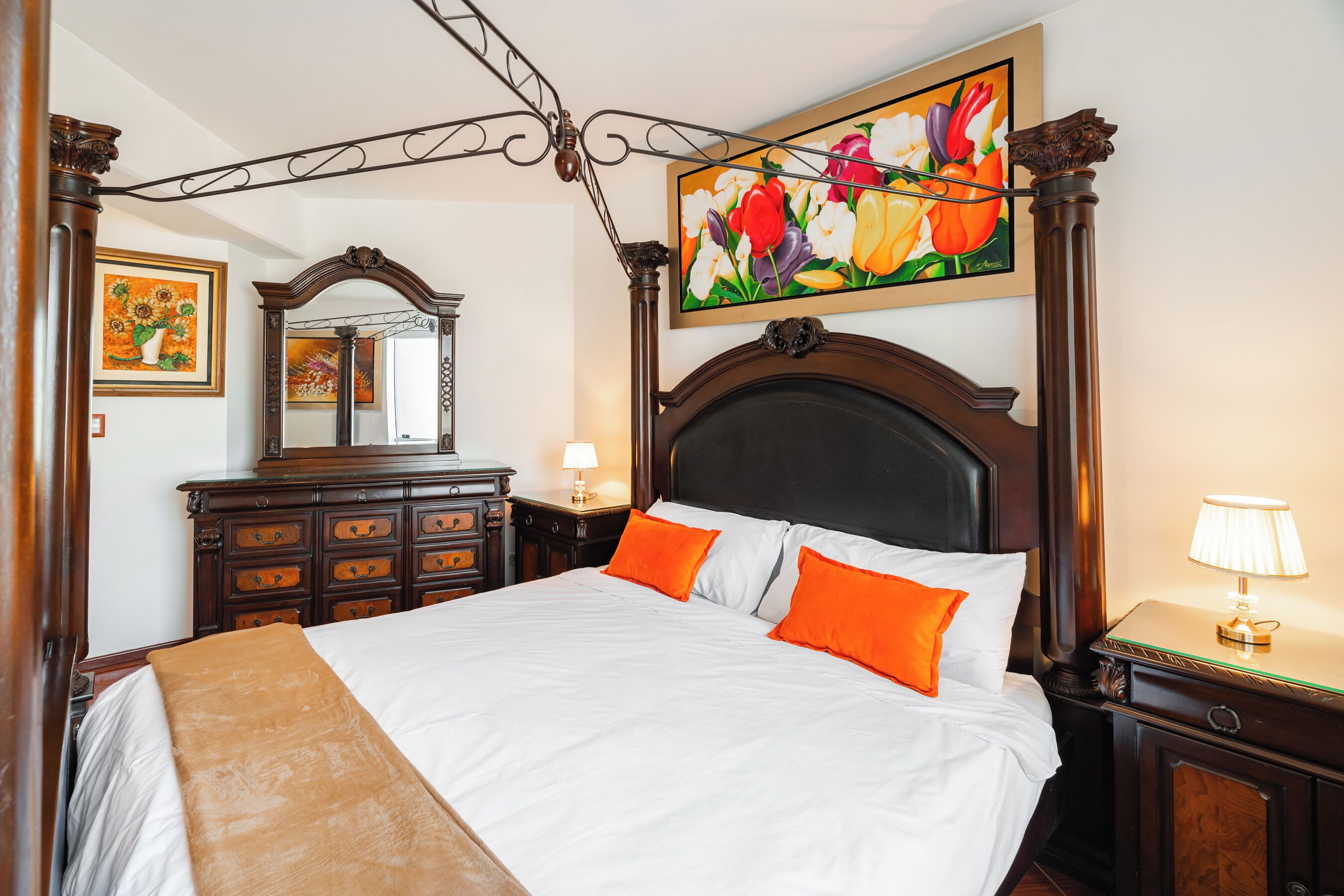 3 Schlafzimmer, Schreibtisch, Bügeleisen/Bügelbrett, Reisekinderbett