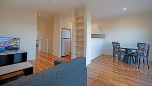 Un appartement moderne comprenant un salon, un coin repas et une cuisine.