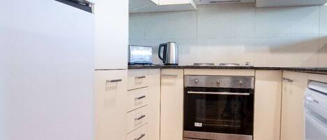 Fridge, oven, stovetop, dishwasher