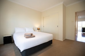 2 bedrooms, free WiFi, bed sheets - Modern 2BR Townhouse with BBQ & Pool Access (Muswellbrook)
