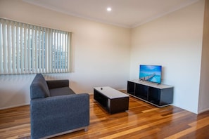 Smart TV - Modern 2BR Townhouse with BBQ & Pool Access (Muswellbrook)