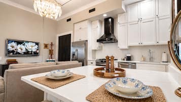 Full-sized fridge, microwave, oven, stovetop
