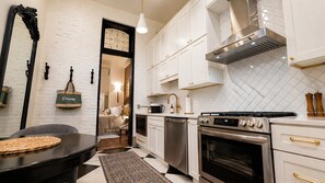 Condo | Cocina privada | Refrigerador con congelador, microondas, horno y parrilla de estufa 