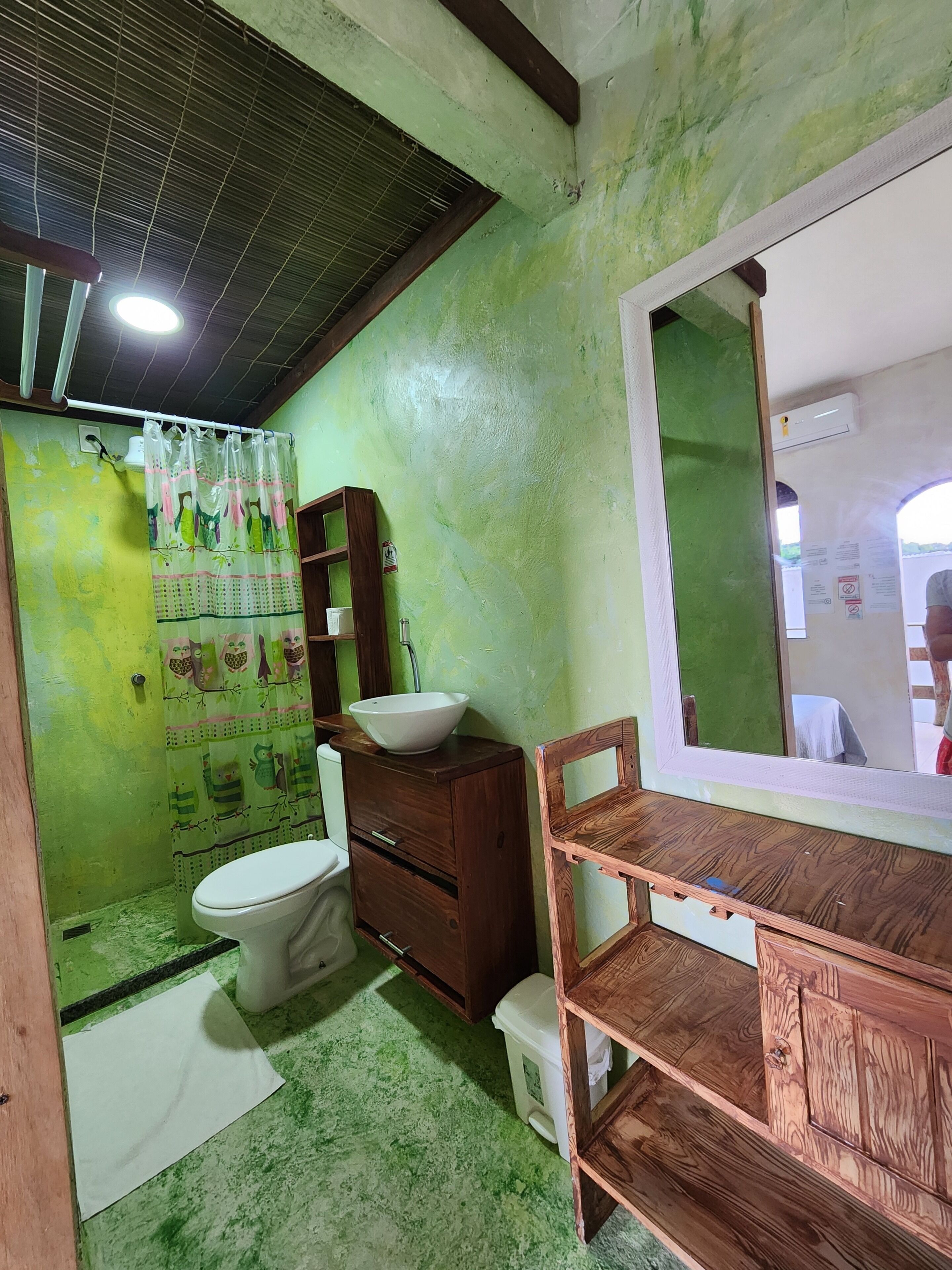 Suíte conforto, sacada, vista para o pátio | Banheiro | Chuveiro, toalhas de banho, papel higiênico 