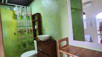 Suite Confort, balcon, vue cour intérieure | Salle de bain | Douche, serviettes fournies, papier toilette