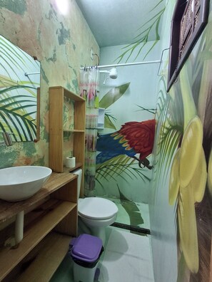 Suite Confort (Suite Coco Casal) | Salle de bain | Douche, serviettes fournies, papier toilette