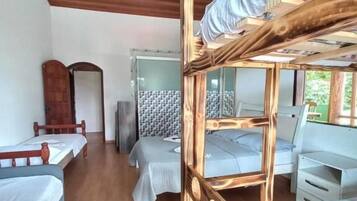 Suite Familiale, balcon, vue mer | Fer et planche Ă repasser