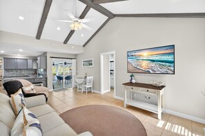 Smart TV, stereo - Manatee Lake- Heated Pool & Spa with Kayaks, Paddle Boards, Games, Fun and SUN! (Cape Coral)