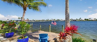 Manatee Lake- Heated Pool & Spa with Kayaks, Paddle Boards, Games, Fun and SUN!