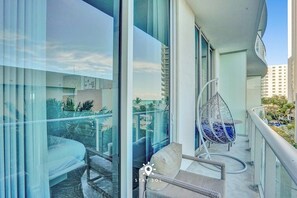 Property grounds - Amazing Apt w/Balcony & Beachfront Resort + Pool (Hollywood)