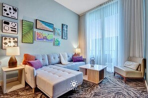 TV, offices - Amazing Apt w/Balcony & Beachfront Resort + Pool (Hollywood)
