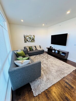 Living area - Luxury Old City Townhome with Rooftop & 2 Primary Suites (Philadelphia)