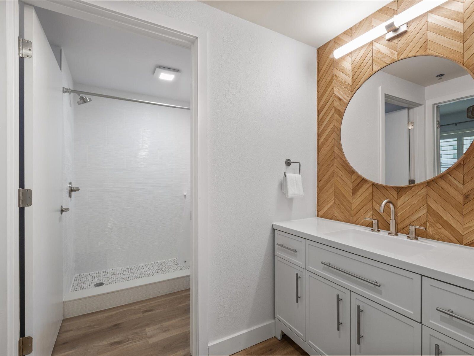 Dusche, Haartrockner, Handtücher, Toilettenpapier