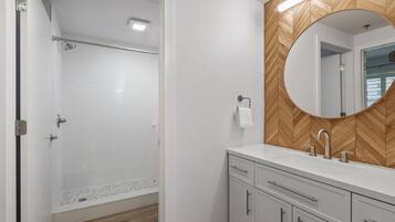 Regadera, secadora de cabello, toallas, papel de baño