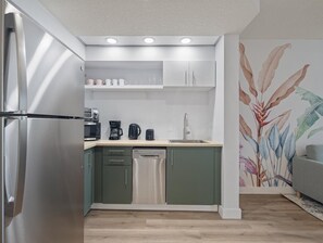 Kühlschrank, Mikrowelle, Herdplatte, Geschirrspüler