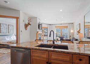 1 bedroom, WiFi, bed sheets - New Listing! Stylish new design, ski in/out. Watch World Cup, view golf course! (Frisco)