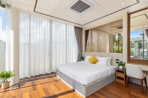 Villa, veranda, uitzicht op zwembad | Een kluis op de kamer, een bureau, een strijkplank/strijkijzer
