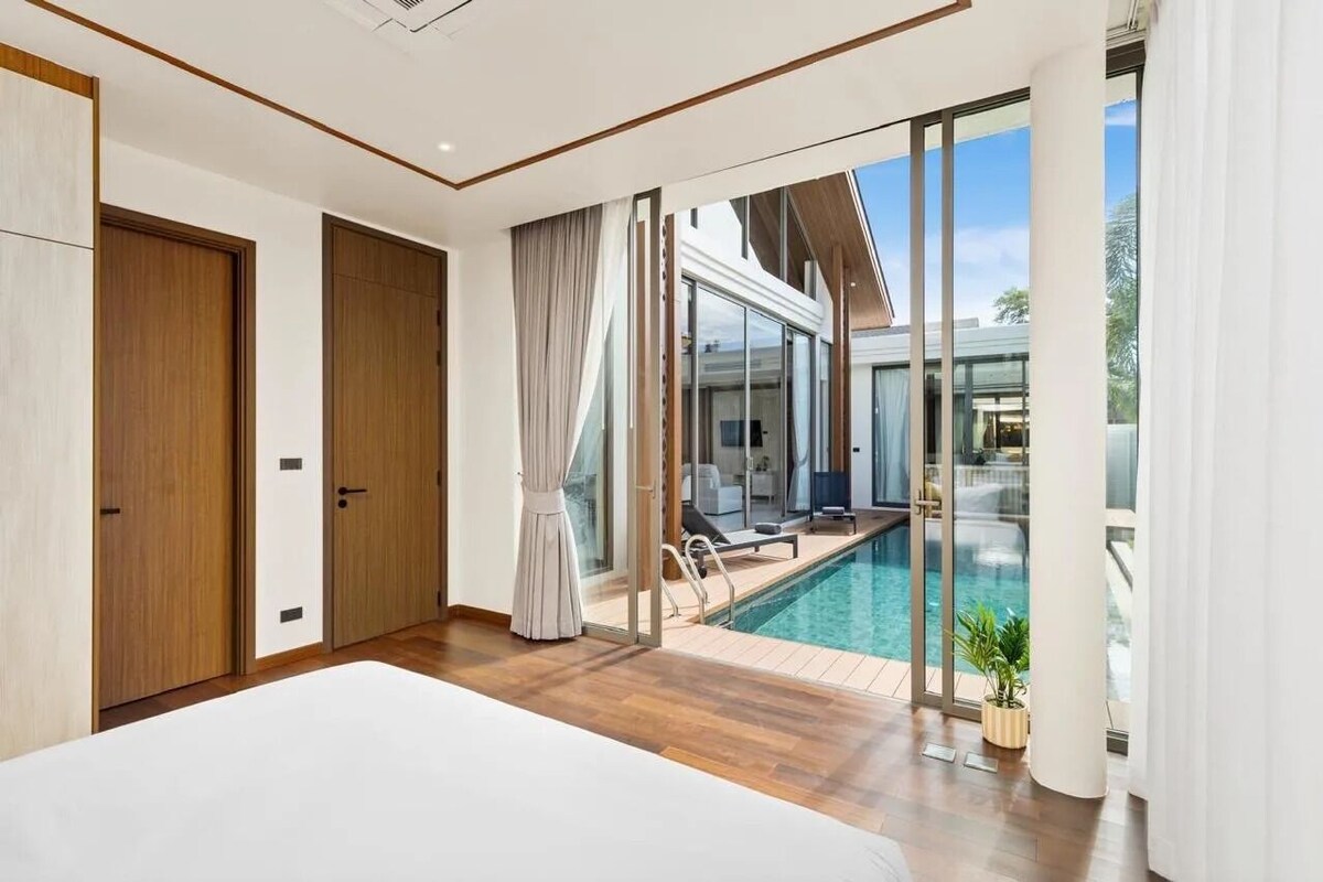 Villa, lanai, bassengutsikt | Safe på rommet, skrivebord, strykejern/-brett og wi-fi (inkludert)
