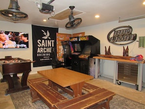 Games room - 3 Bedroom, 2 Bath w/Spa & Gameroom, Walk to Park & Lake 1/2 mile to Ski/Shopping (Big Bear Lake)