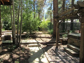 Property grounds - 3 Bedroom, 2 Bath w/Spa & Gameroom, Walk to Park & Lake 1/2 mile to Ski/Shopping (Big Bear Lake)