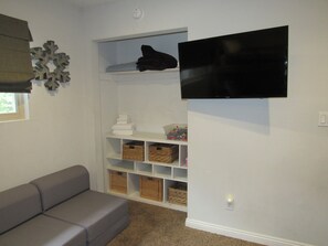 Smart TV, fireplace, DVD player, table football - 3 Bedroom, 2 Bath w/Spa & Gameroom, Walk to Park & Lake 1/2 mile to Ski/Shopping (Big Bear Lake)