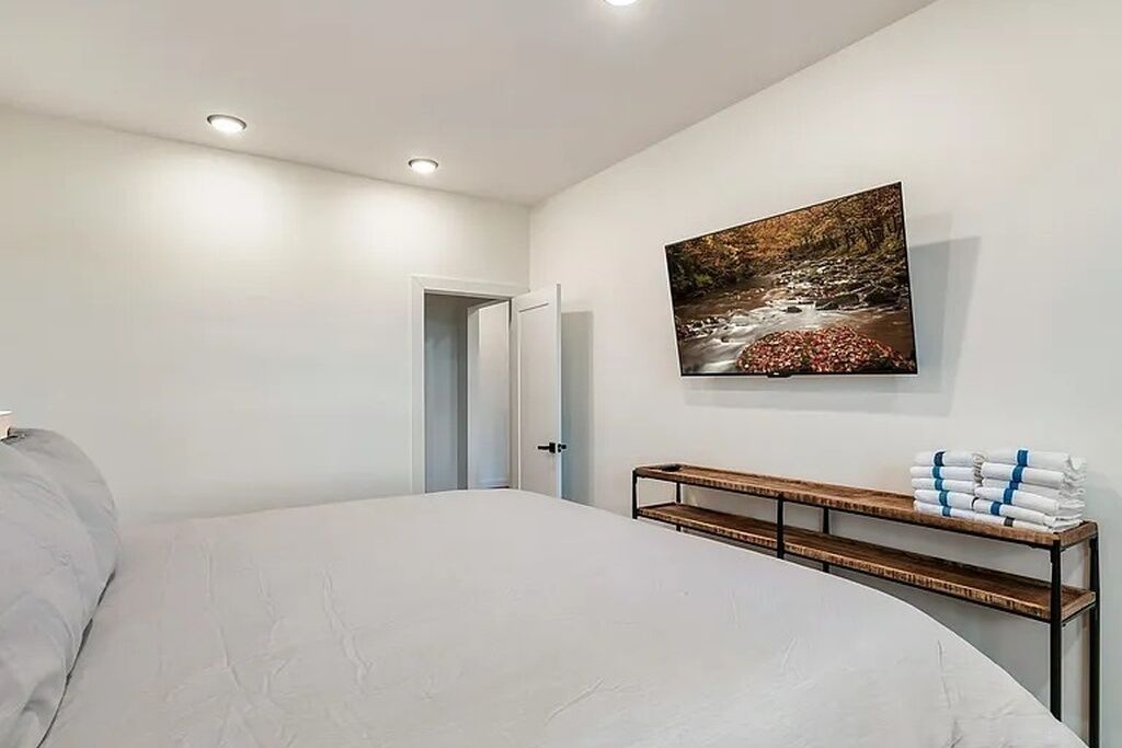 5 bedrooms, iron/ironing board, free WiFi, bed sheets