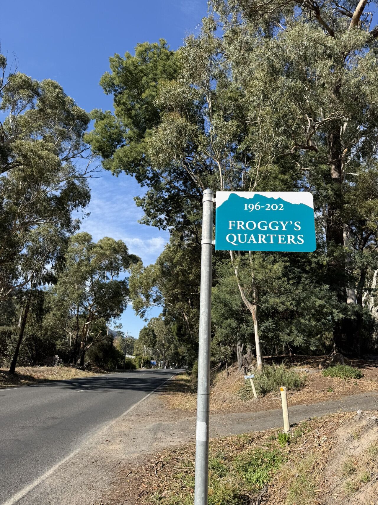 Un panneau de signalisation indiquant « 196-202, Froggy’s Quarters ».