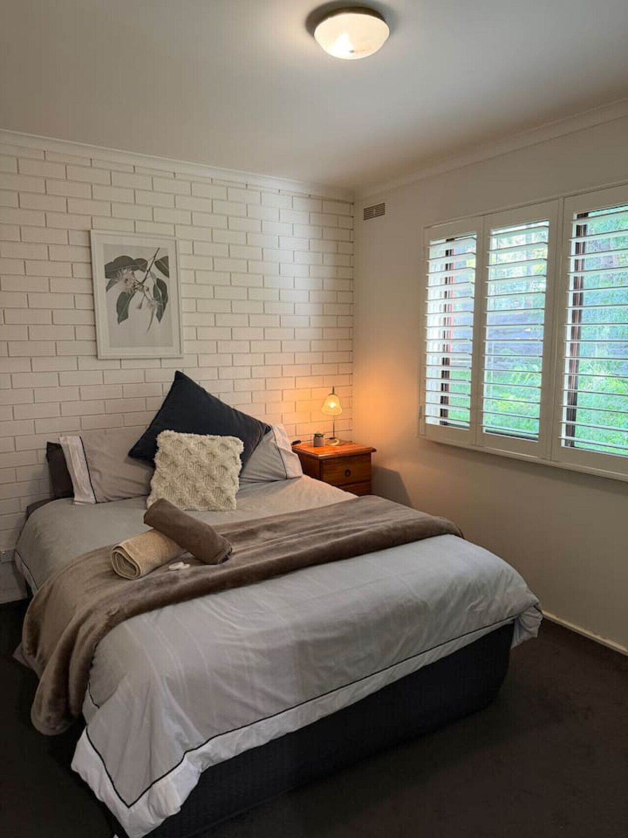 Desk, iron/ironing board, WiFi, bed sheets