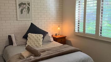 Desk, iron/ironing board, WiFi, bed sheets