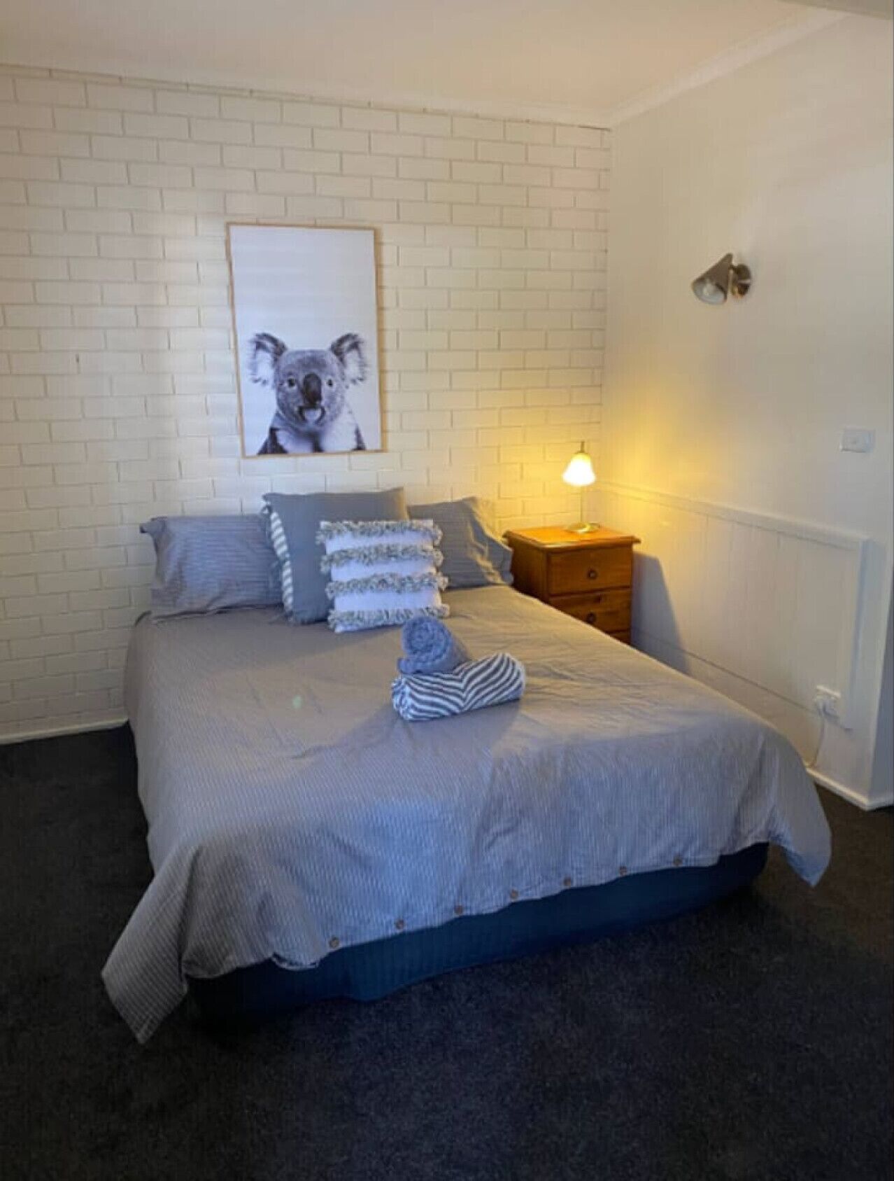 Desk, iron/ironing board, WiFi, bed sheets