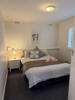 Desk, iron/ironing board, WiFi, bed sheets