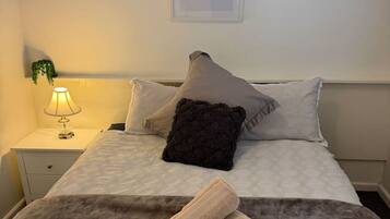 Desk, iron/ironing board, WiFi, bed sheets