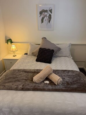 Desk, iron/ironing board, WiFi, bed sheets