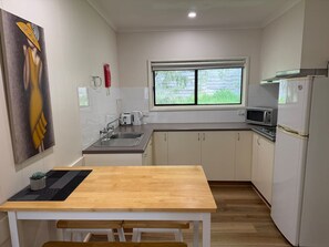 Réfrigérateur, micro-ondes, plaque de cuisson, grille-pain