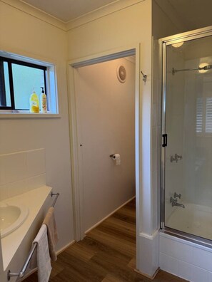 Bathroom - Froggy’s Quarters Cabin 3 - Emu (Halls Gap)